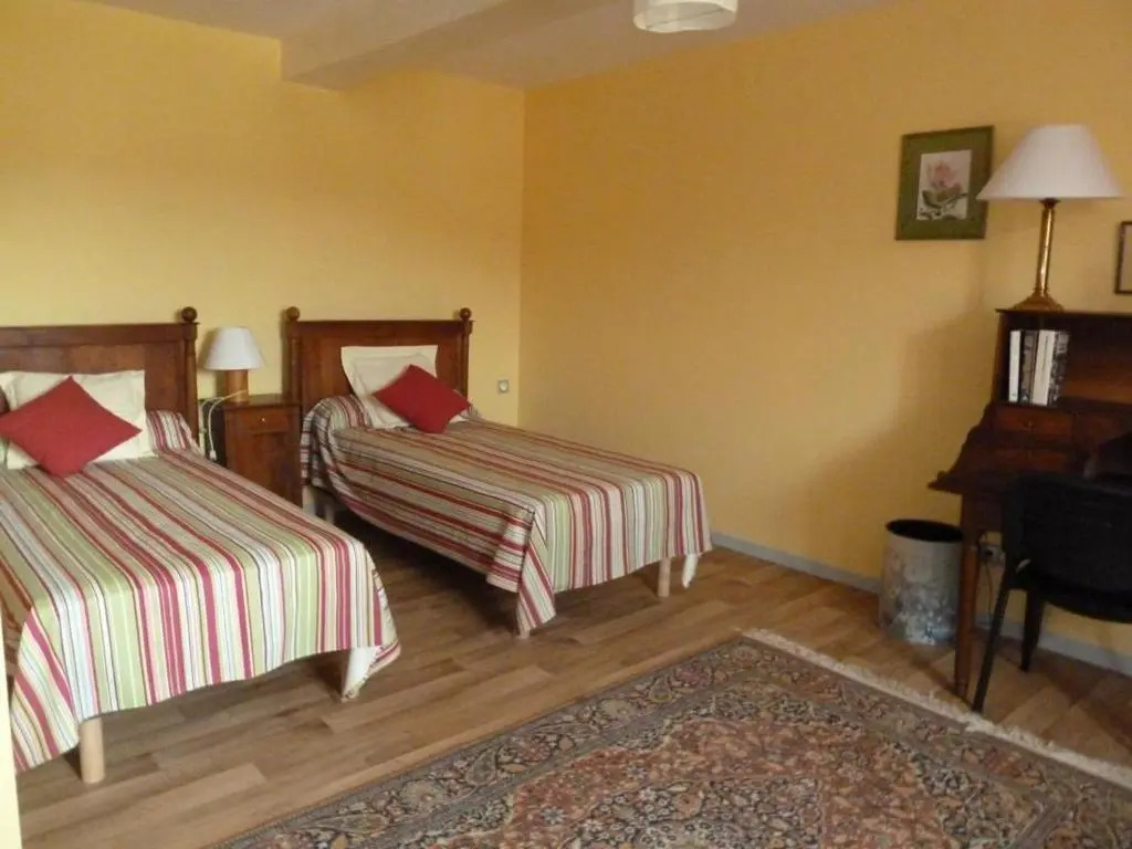 Maison bourbonnaise rénovée avec terrasse, Wifi et parking - FR-1-489-107