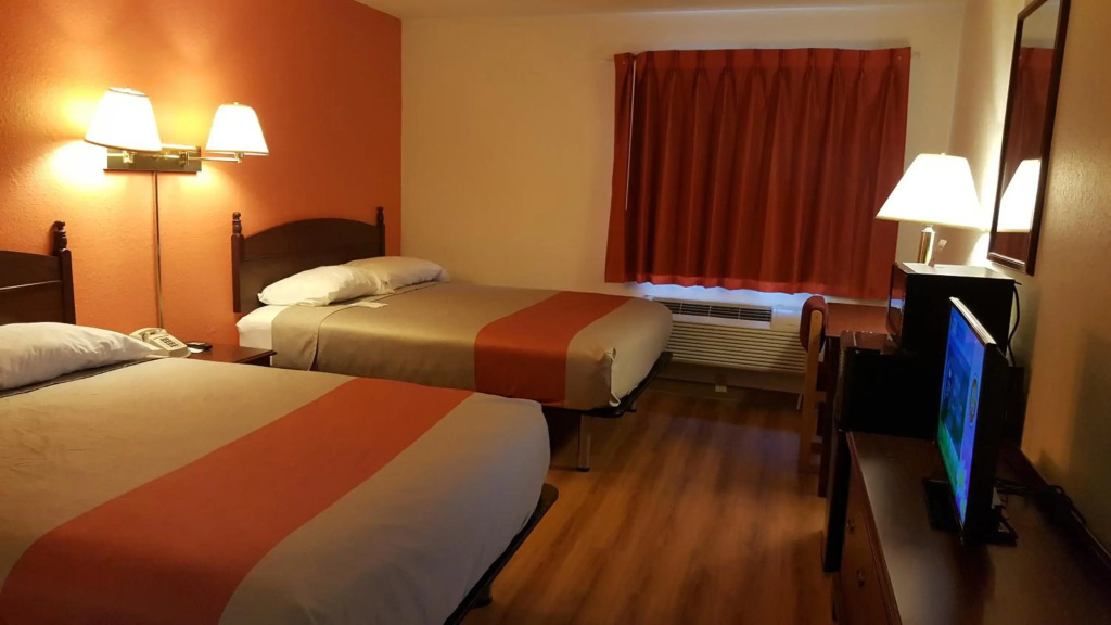Motel 6 Saukville, WI
