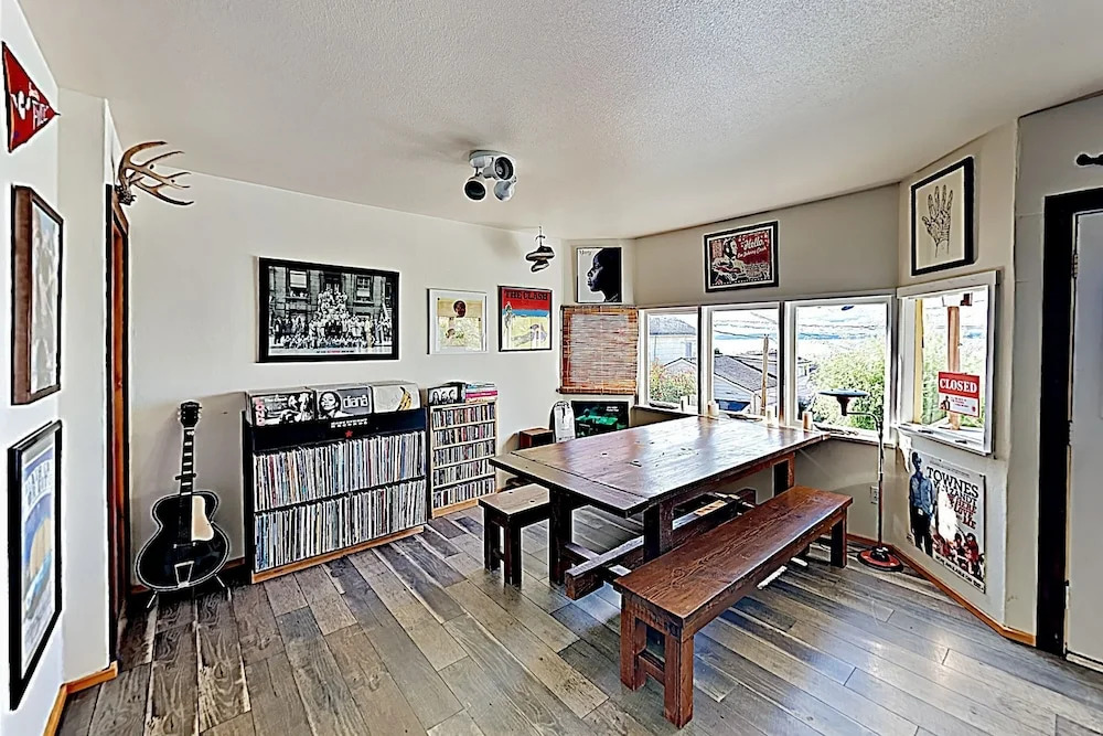 New Listing! Easy Street Beach House On Alki 3 Bedroom Cottage