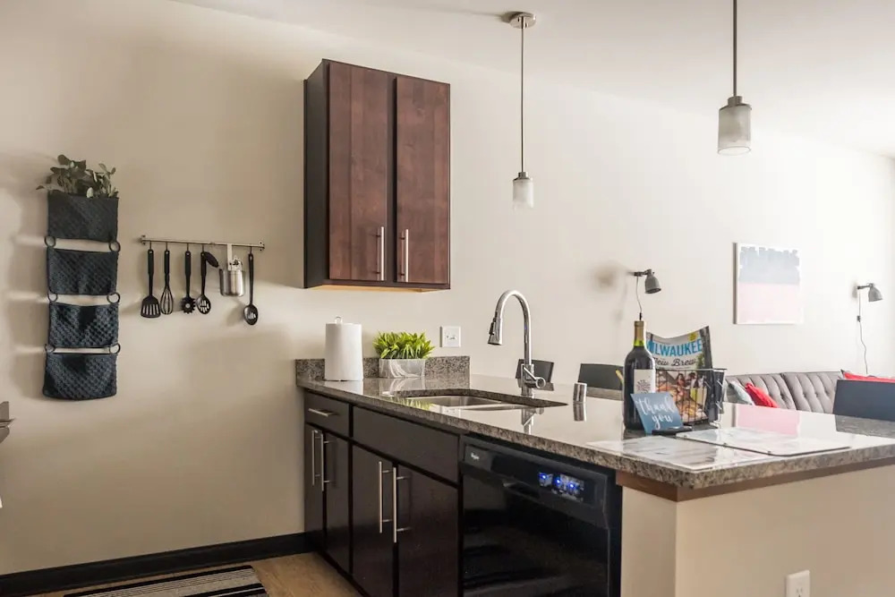 1 BR Downtown Loft Near Fiserv Forum by Frontdesk