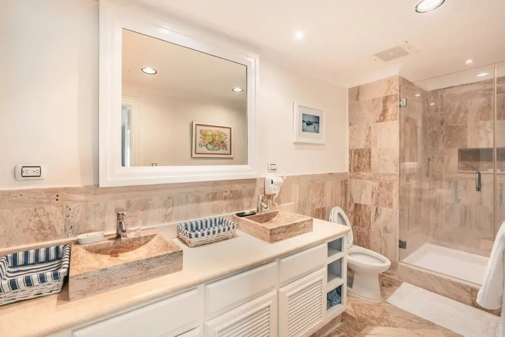 Open and Bright Beachfront Apt at Aquamarina F34