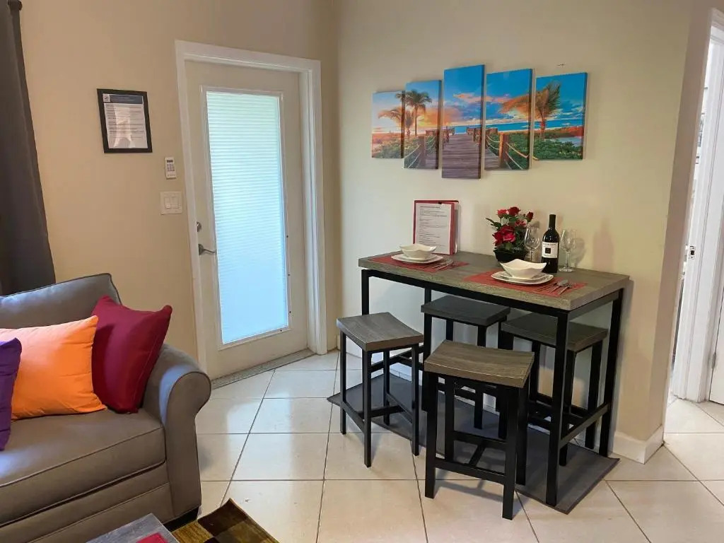 Hainsley Apartments at 1136