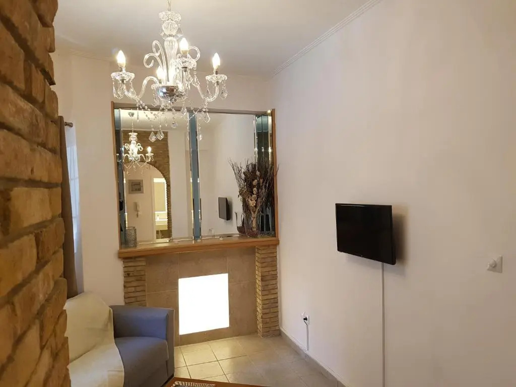 JOHN BEAUTY 50m2, METRO and ACROPOLIS 5'