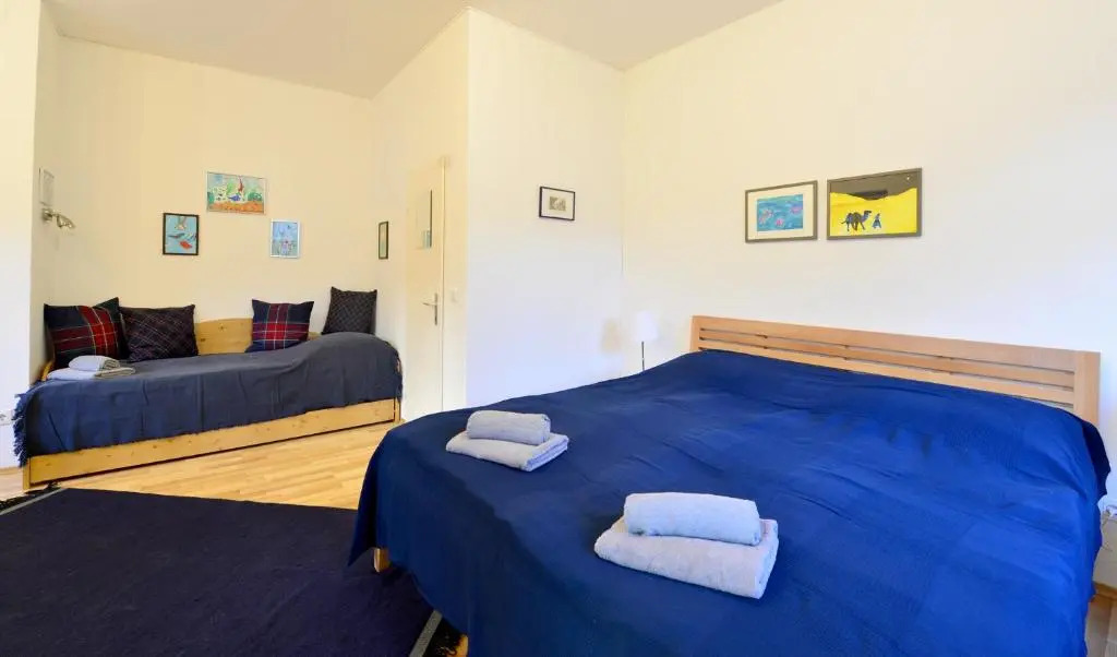 House With Courtyard & Parking Close To Stadtpark