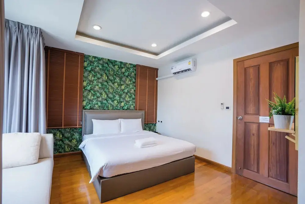 Baan Natcha Pool Villa City Center