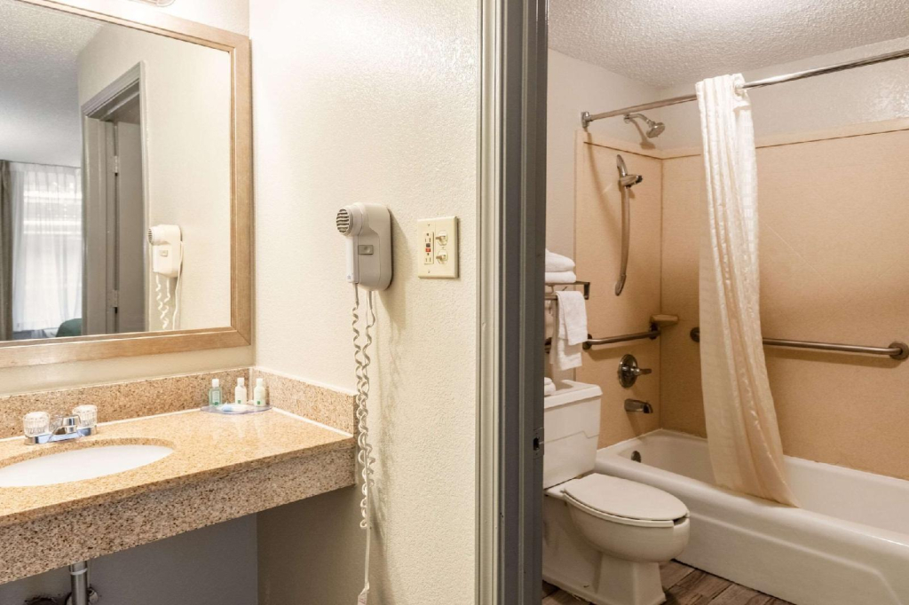 Holiday Inn Newport-I-40 Exit 435