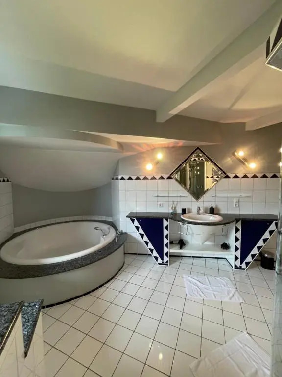Undertheroof at