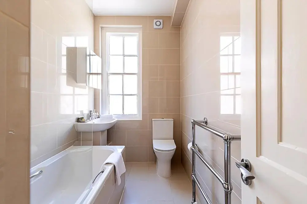 Modern 2 Bedroom Flat Near Queensway