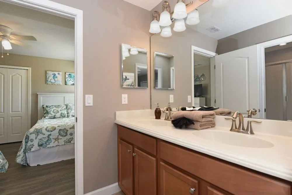 Champions Gate Near Disney Privacy In Back! 6 Bedroom Home by RedAwning
