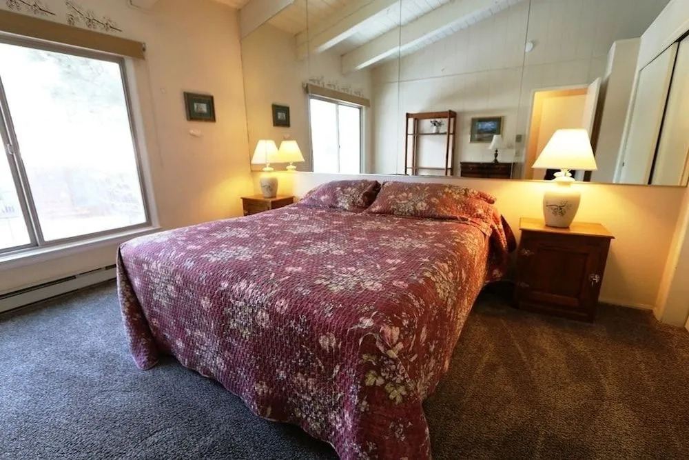 Chateau de Montagne #4 4 Bedrooms 3 Bathrooms Condo