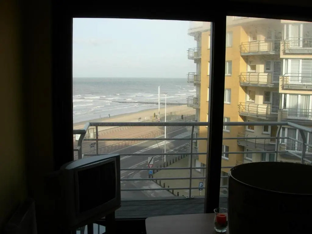 Studio apartment 'De Strandwandeling' with frontal sea view near Ostend