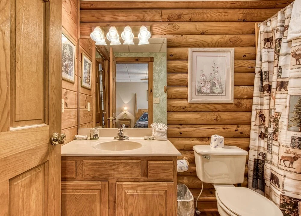 ER92 - Virginias Villa - Great location! Close to all the action! cabin