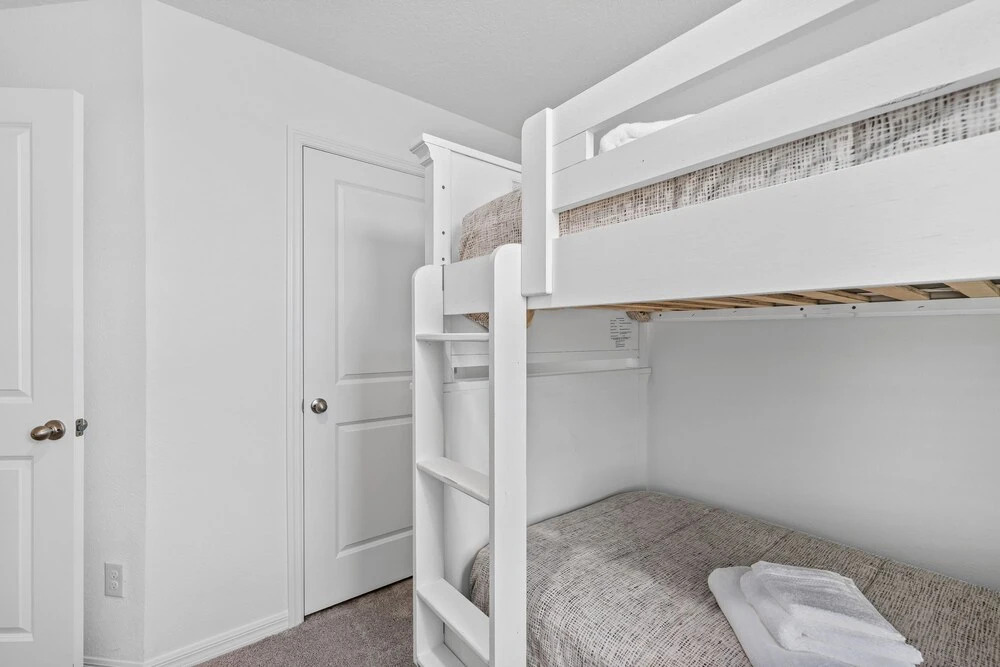 3 BR, 2.5 BA Villa Sleeps 8 EVE102