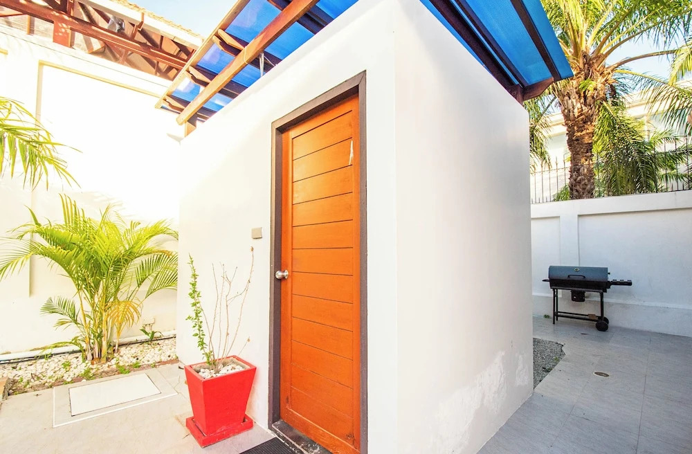 Seaside Villa 3 Pools, 2 mins walk to beach