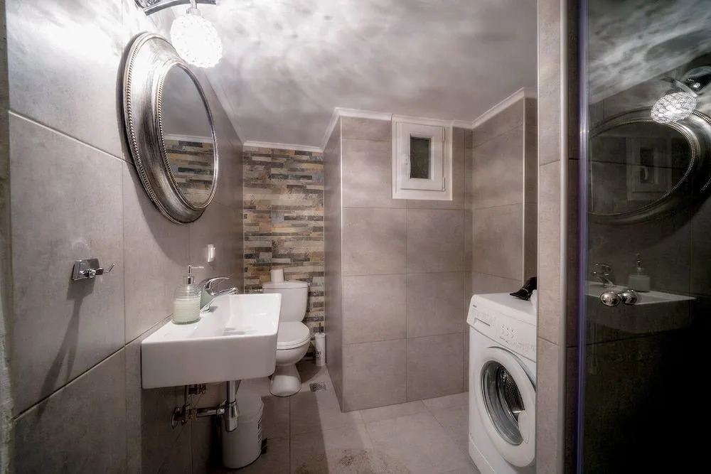 Acropolis Deluxe Apt Must