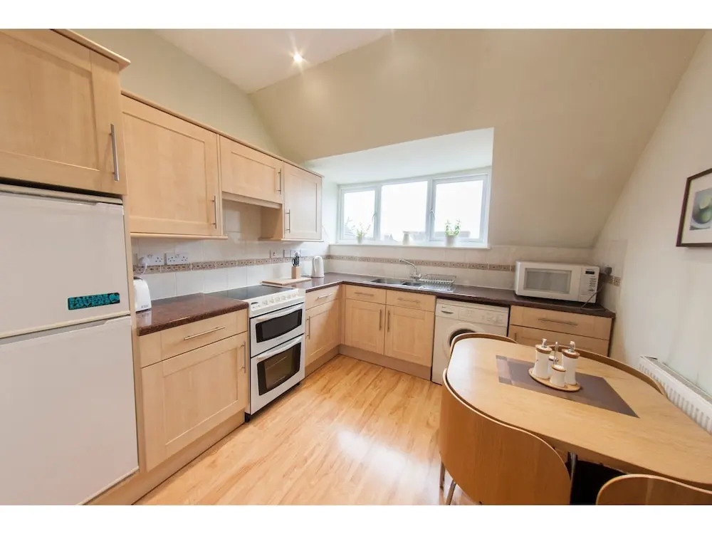 Bright, Airy 2BR Ealing Broadway Flat for 4