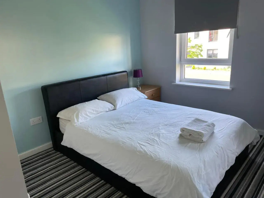 Newbuild - 3 bedrooms, 2 baths,5 mins from airport