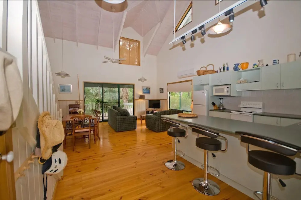 Cliff House Cottage - Modern Metung Retreat
