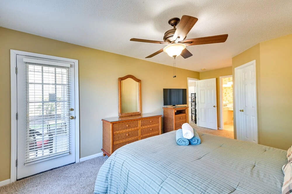 Myrtle Beach Condo w/ Pool: Near Golf & Mall!