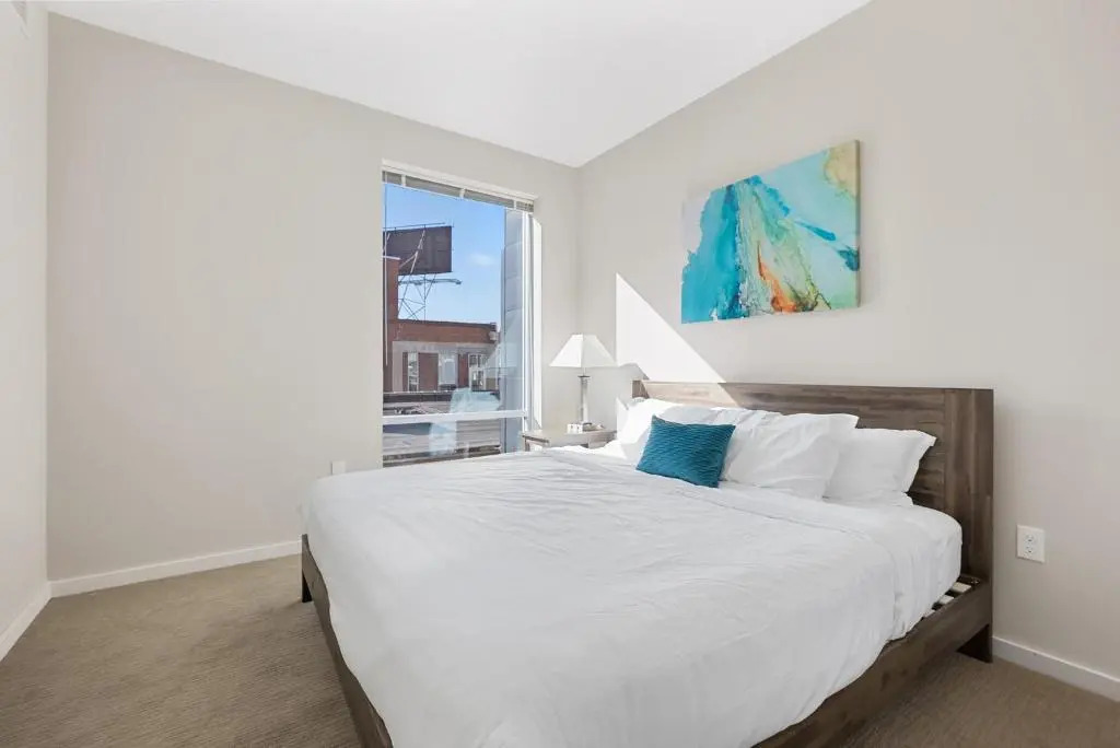 Spacious Insta-worthy Oasis steps from Night Life 360