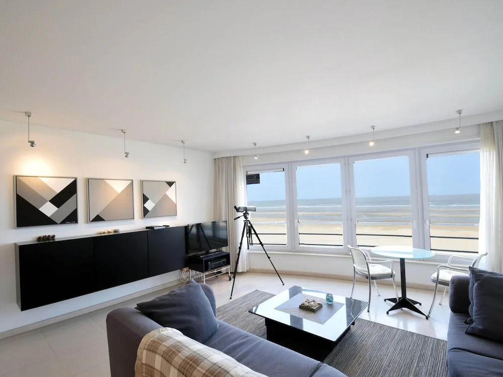 Apartment on Zeedijk With Sea View