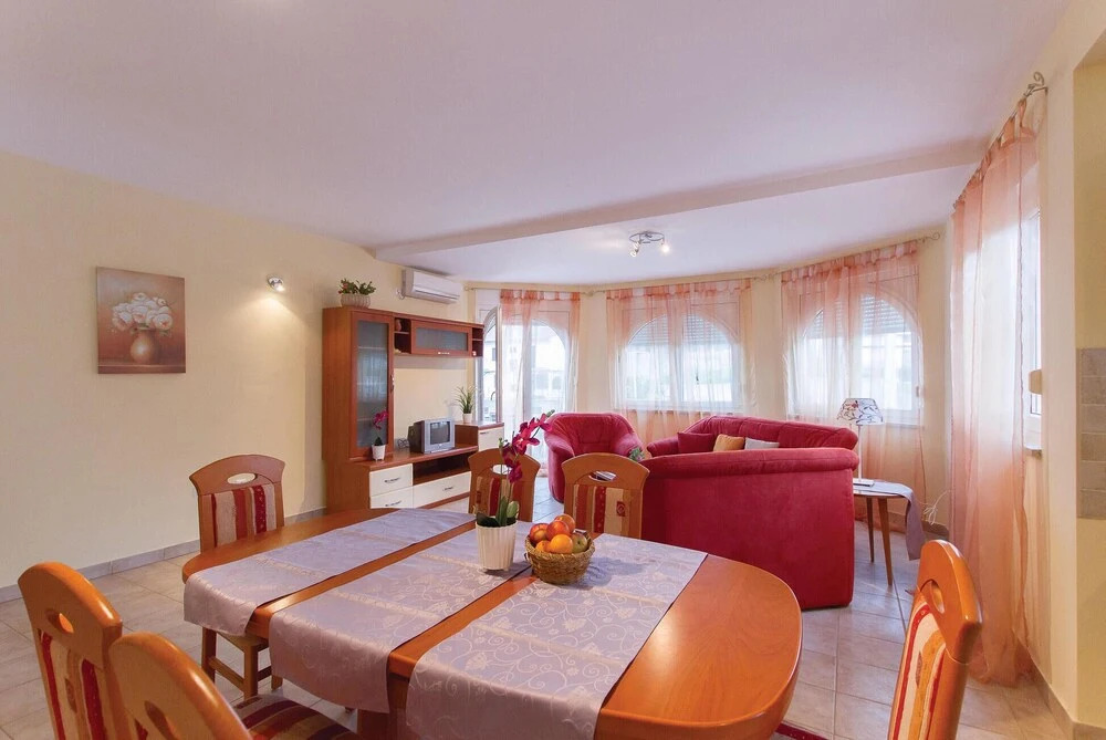 Beautiful Home in Palit With 4 Bedrooms and Wifi