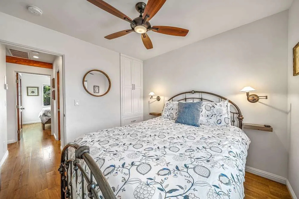Charming 2 BDR Seaside Cottage 5 Min to Beach!