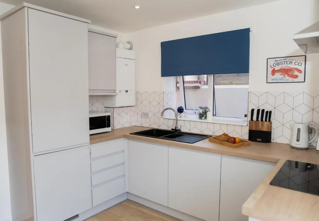 Lovely 2-Bedroom Seaside Retreat with Free Parking
