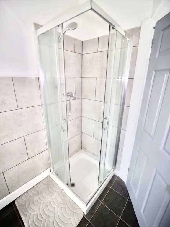 Lovely 6 bed Property Located Within Dudley