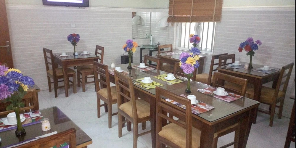 Nue-Crest Hotels & Suites