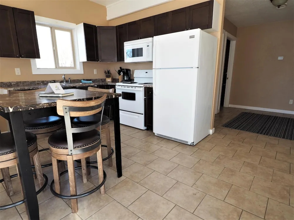 Lakefront Cottage at Nk'mip Campground - 4 Br Cabin