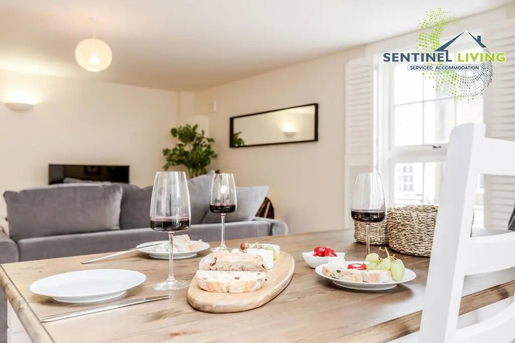 Sentinel Living Serviced Accommodation, Windsor, 2 Bedroom Apartment with Free Parking and WiFi