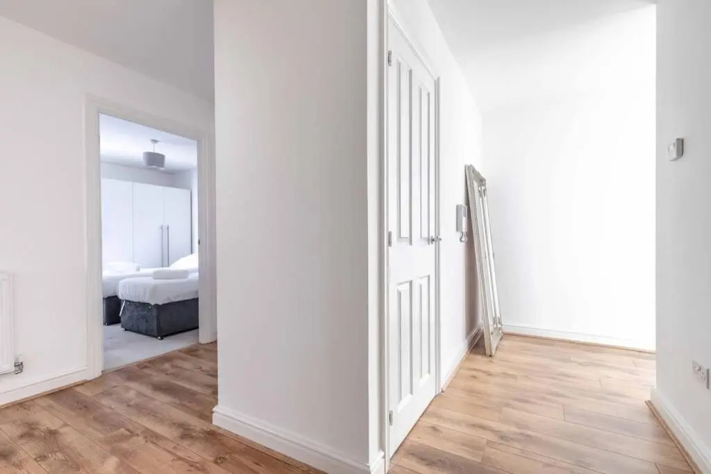 2 Bed & 2 Bath Modern Apartment - Free Parking