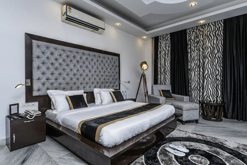 OYO 16810 Home Luxury Farm Vasant Kunj