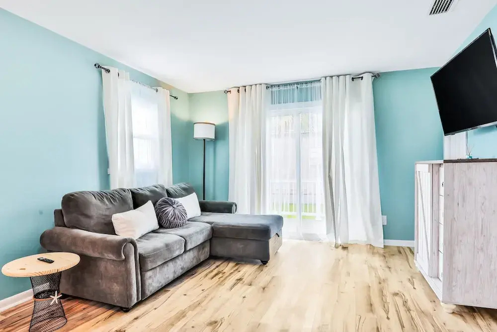 Home 1 Block From 2 Beaches W/private Pool, High-speed Wifi & Central AC