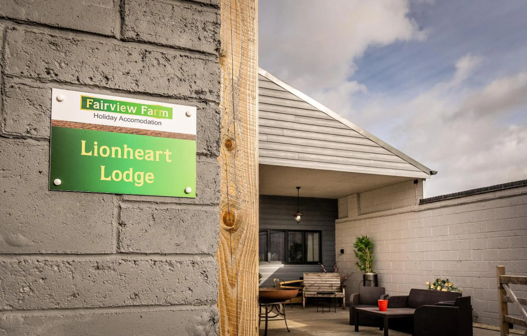 LIONHEART LARGE LUXURY LODGE - Sleeps 12, Dog Friendly, Hot Tub Hire Available, Near Sherwood Forest at Fairview Farm Nottingham, Accessible, Great for Brides,Bridesmaids ,Family Gatherings, Groups, Hen Parties, Corporate Events and Retreats,Games Rooms