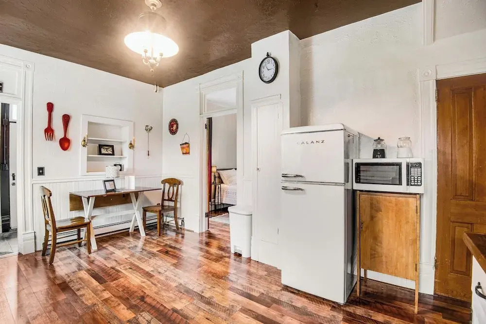 4BR Mountain-view Home - Deck, Washer & Dryer