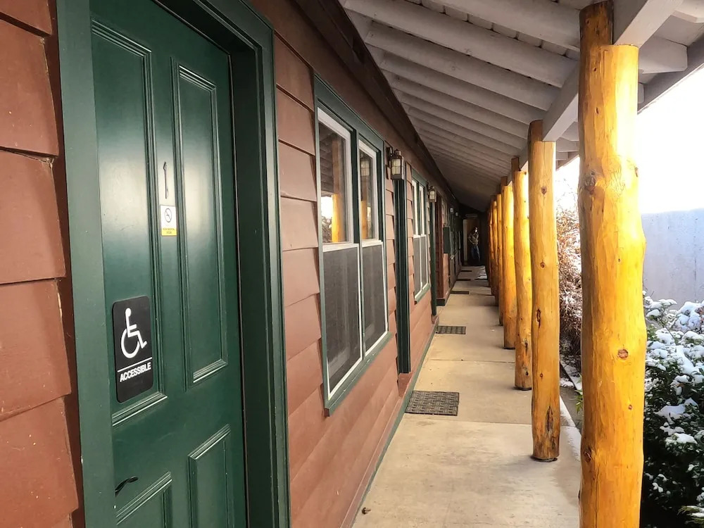 CREEKSIDE LODGE