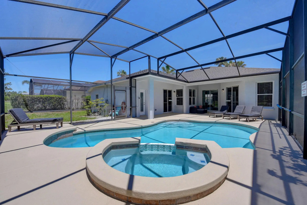 Brand New Remodeled Golf Course Pool & Spa Home, Davenport, US