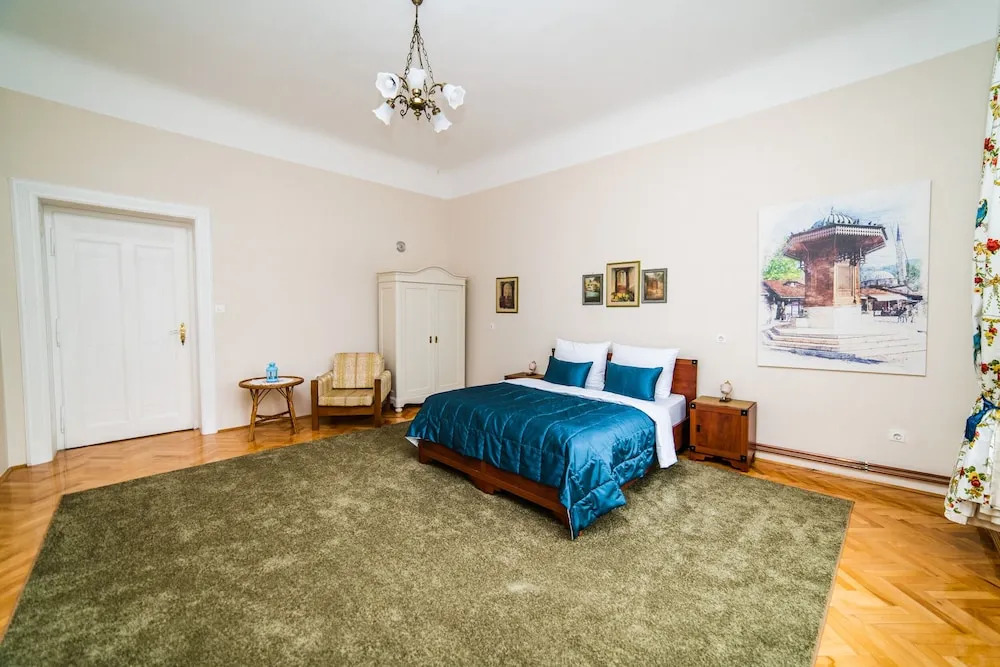 Spacious 3Bdr Apt With A Balcony In The Center