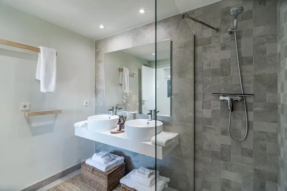 Inf2.4e - Modern 2-bed Apt With Roof top Pool