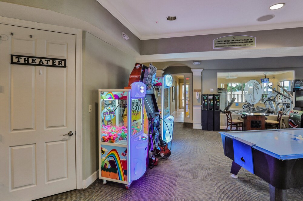 Friendly Condo With Pool and hot tub Access, Wifi, Central AC, and Private W/D