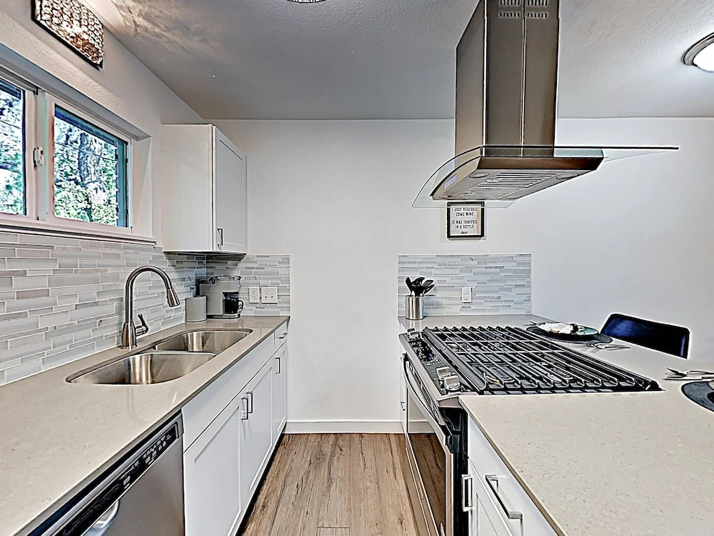 New Listing! Travis Heights Haven Near Trendy Soco 2 Bedroom Condo