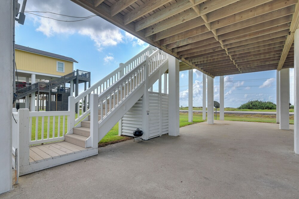 Walk to Beach: Home w/ Hot Tub & Deck in Gilchrist