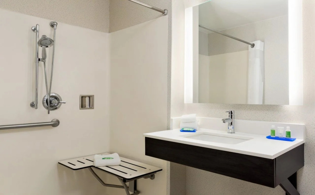 Holiday Inn Express & Suites Shawnee by IHG