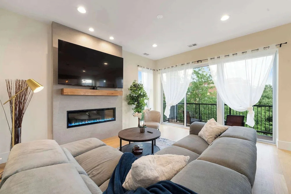 New 3bed 2bath Condo With Parking by United Center