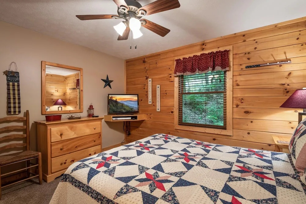 On Smoky Pond - 3 Br Cabin