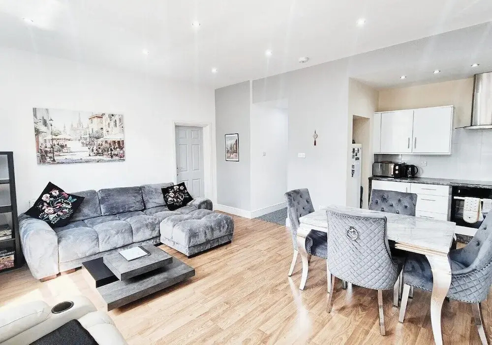 Stylish & Modern 2BR Flat