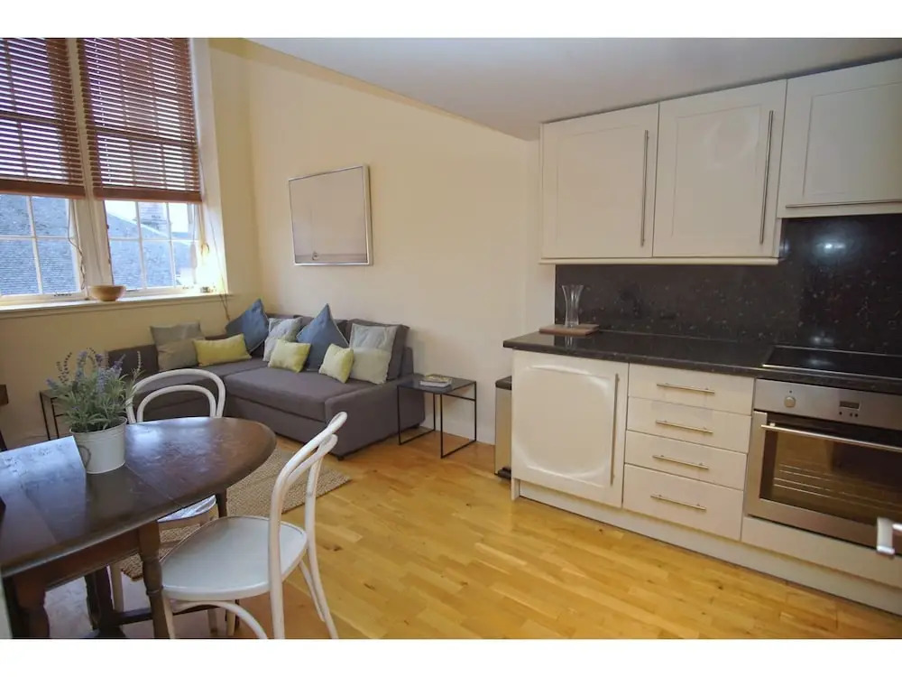 Bright, Spacious Old Town Flat for 6