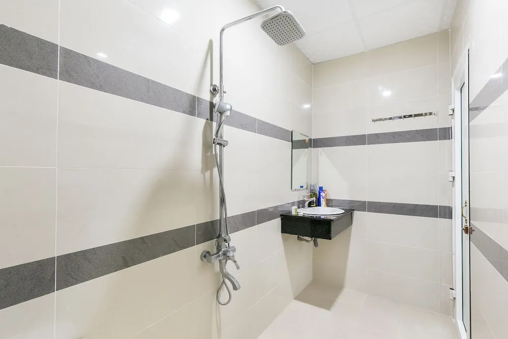 OYO 365 Rose Hotel